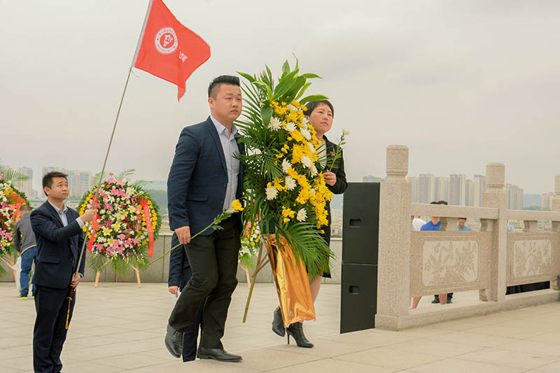 博天国际清明祭扫烈士陵墓！